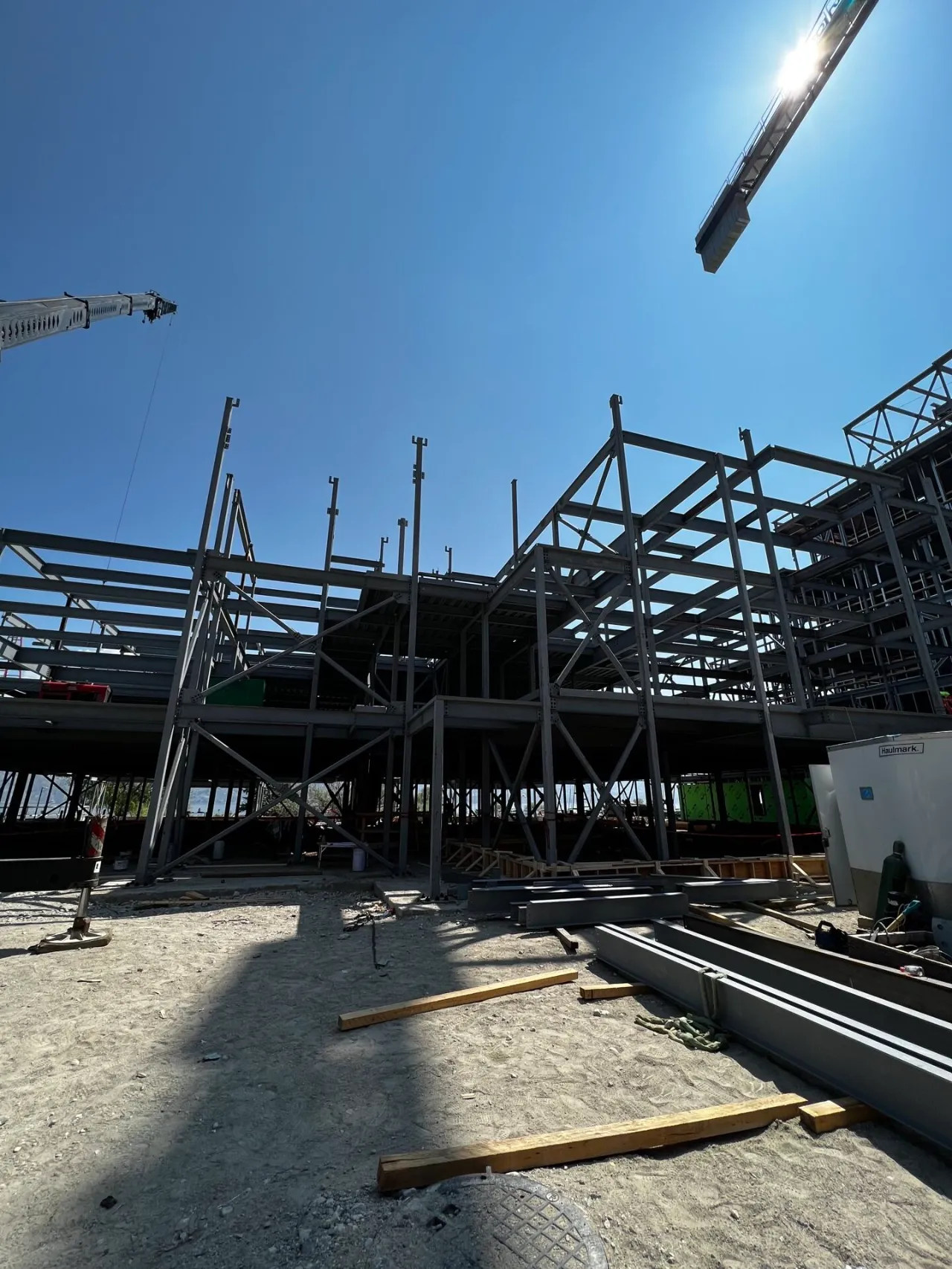 Structural steel installation – Oasis Residence on Lake Okanagan